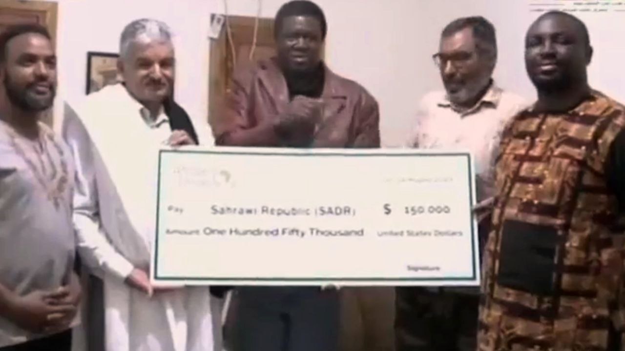 وفد الاتحاد الافريقي يقدم هبة مالية  ب 150,000 دولار لصالح الدولة الصحراوية