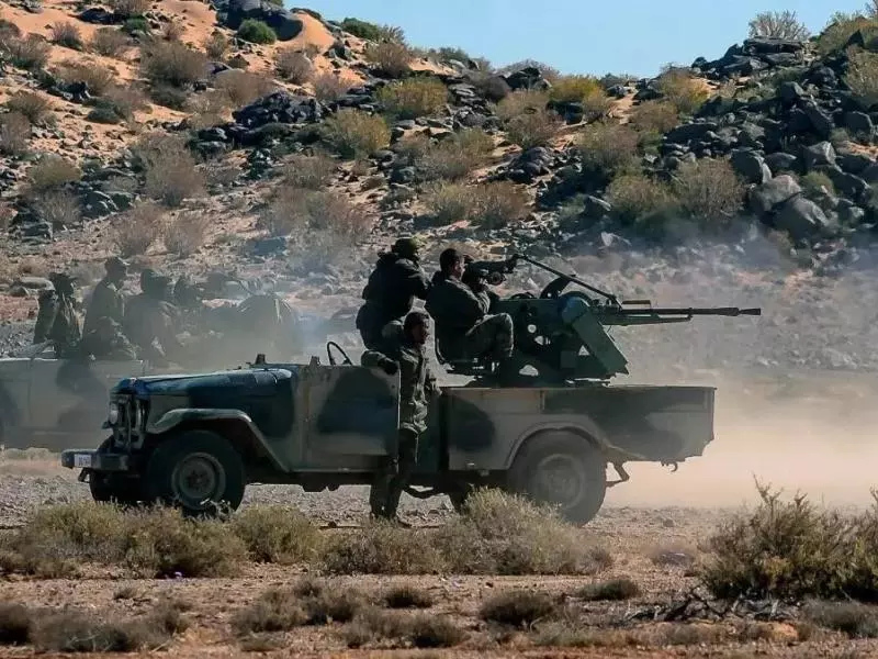 وحدات الجيش الصحراوي تستهدف مطارا عسكريا وقاعدة معادية بقطاع المحبس.