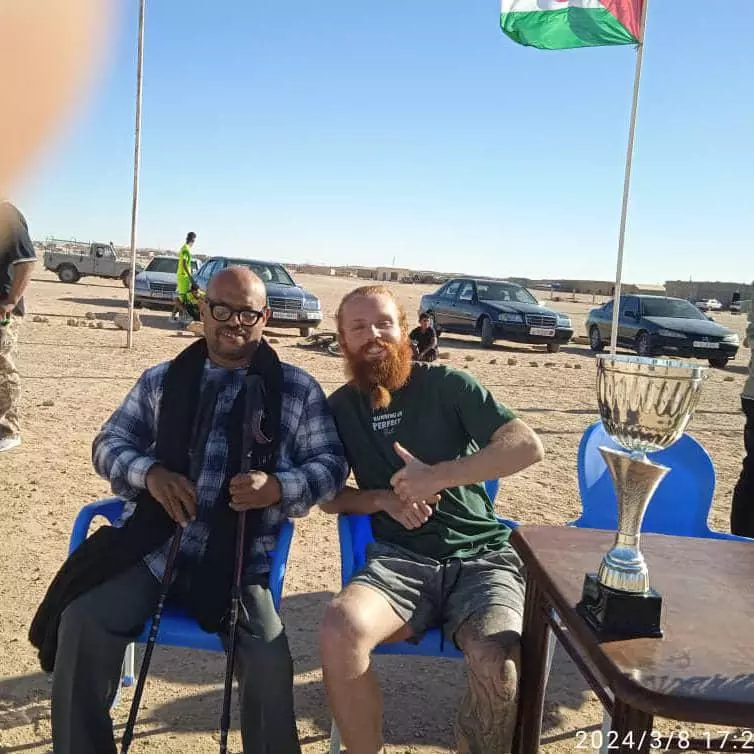 العداء الدولي البريطاني يزور مخيمات اللاجئين الصحراويين.